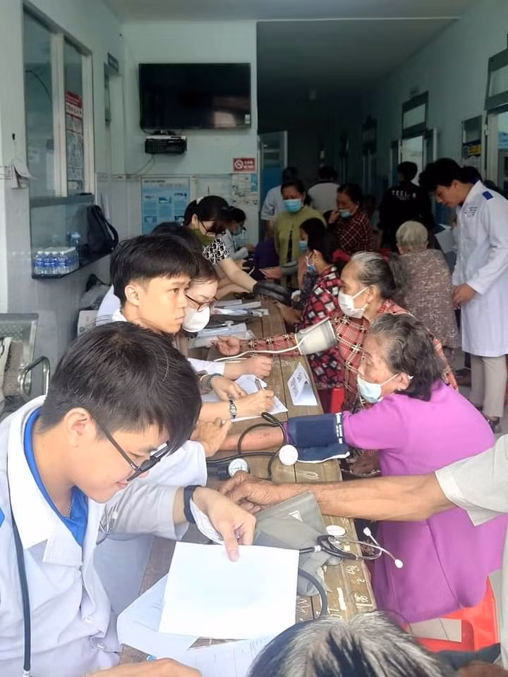 Đoàn đã khám, phát thuốc cho người dân xã Hưng Phong (huyện Giồng Trôm, tỉnh Bến Tre).