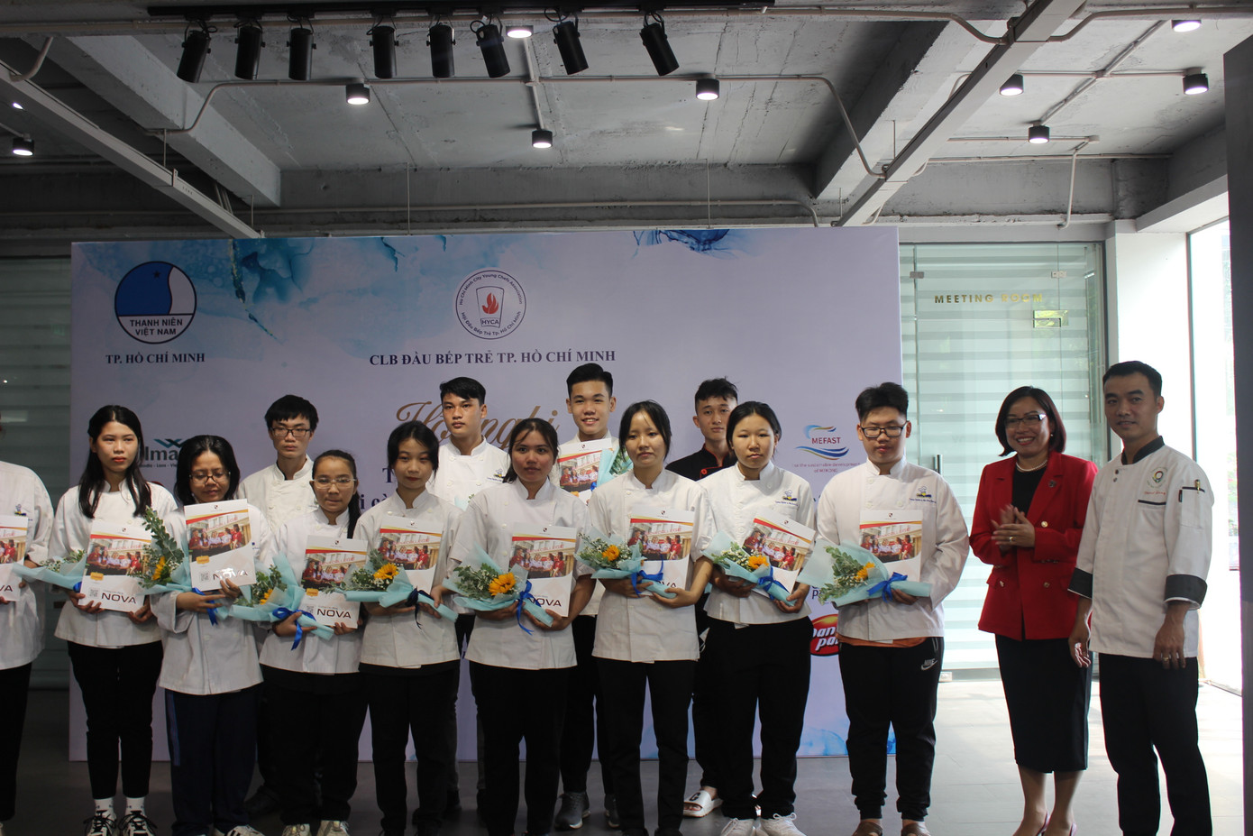 40 bạn trẻ tại TP HCM có hoàn cảnh khó khăn được trao chứng nhận khóa học nghề bếp. 40 bạn trẻ tại TP HCM có hoàn cảnh khó khăn được trao chứng nhận khóa học nghề bếp.