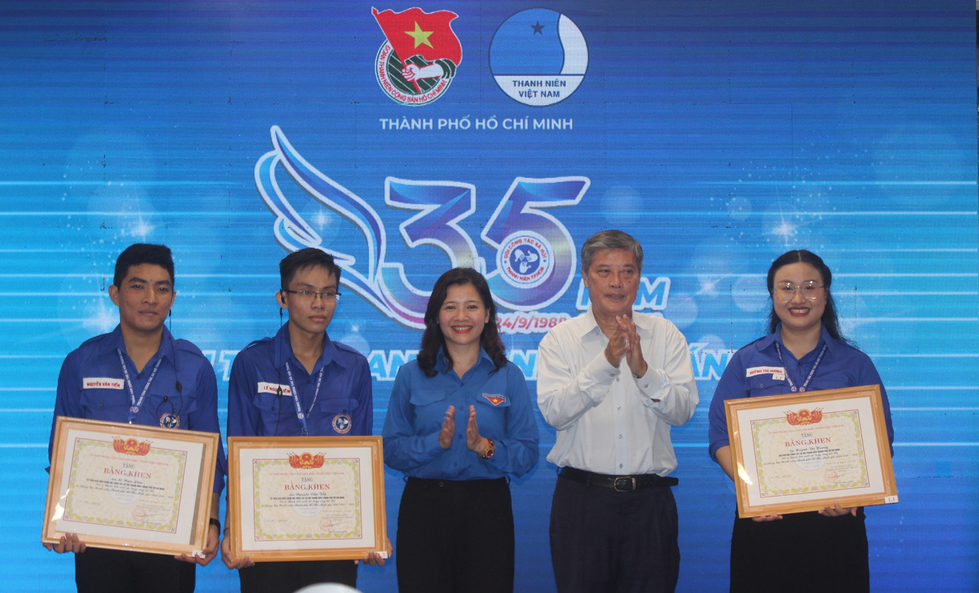 Ông Nguyễn Văn Đua - Nguyên Phó Bí thư Thường trực Thành ủy, Nguyên Bí thư Thành Đoàn TP. HCM (thứ hai bên phải) và Đỗ Thị Kim Hoa - Ủy viên Đoàn Chủ tịch T.Ư Hội LHTN Việt Nam, Giám đốc Trung tâm Tình nguyện Quốc gia (thứ ba ở giữa) trao bằng khen của T.Ư Hội LHTN Việt Nam cho những cá nhân Đội Công tác Xã hội Thanh niên Thành phố vì có nhiều đóng góp cho các hoạt động của Đội. Ông Nguyễn Văn Đua - Nguyên Phó Bí thư Thường trực Thành ủy, Nguyên Bí thư Thành Đoàn TP. HCM (thứ hai bên phải) và Đỗ Thị Kim Hoa - Ủy viên Đoàn Chủ tịch T.Ư Hội LHTN Việt Nam, Giám đốc Trung tâm Tình nguyện Quốc gia (thứ ba ở giữa) trao bằng khen của T.Ư Hội LHTN Việt Nam cho những cá nhân Đội Công tác Xã hội Thanh niên Thành phố vì có nhiều đóng góp cho các hoạt động của Đội.