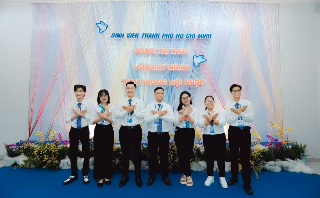 Các đại biểu sinh viên phấn khởi tham gia Triển lãm. (Ảnh: TLTĐ)