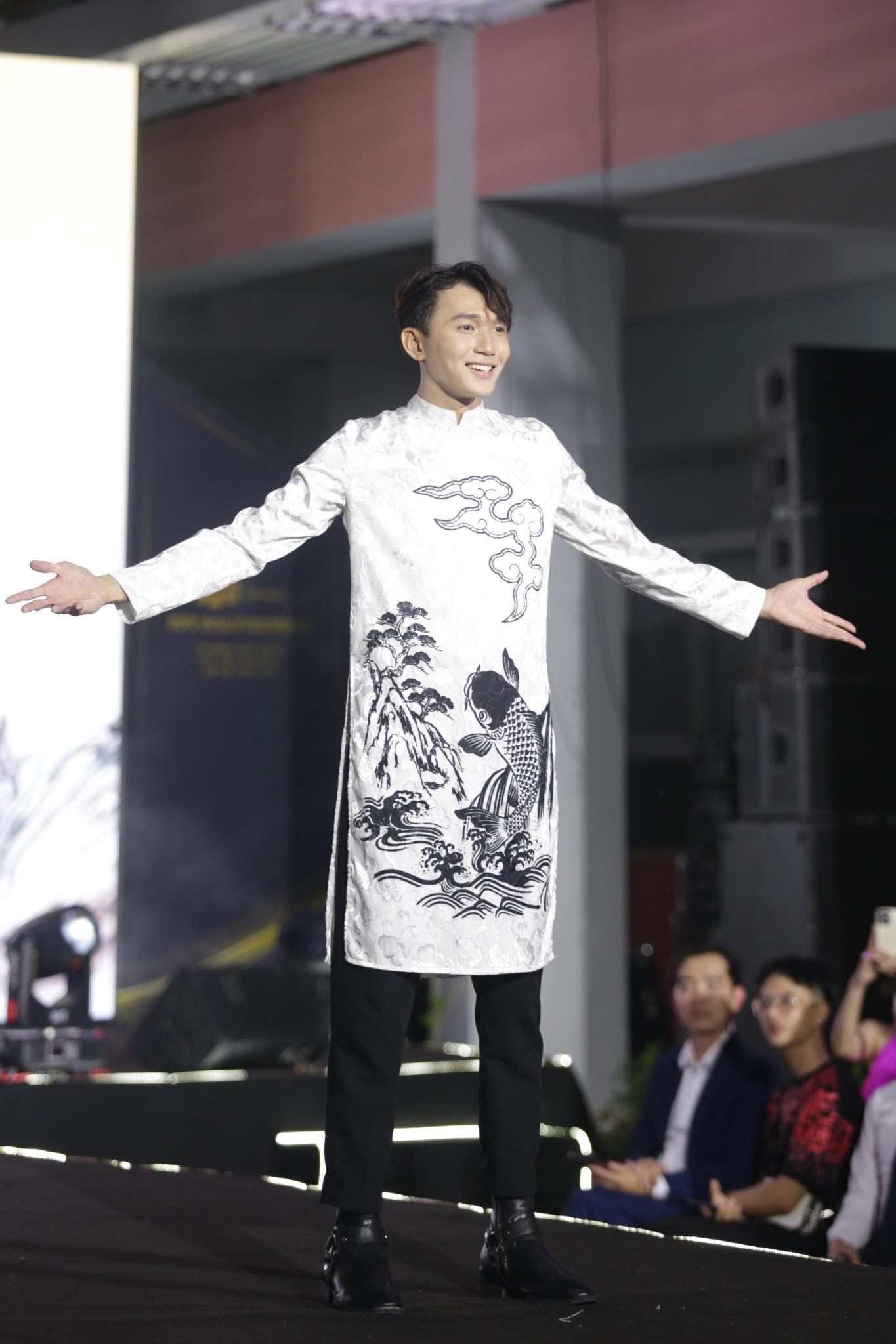 Nhật Trường trong phần thi trang phục dân tộc tại đêm Chung kết. (Ảnh: NVCC)