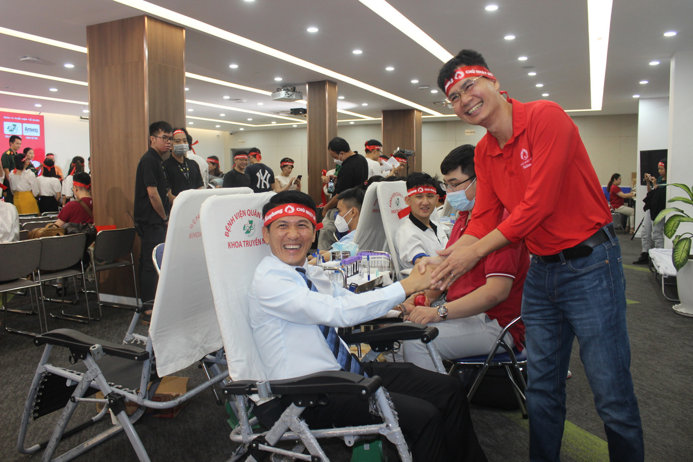 Ông Huỳnh Thiên Triều – Tổng Giám đốc Amway Việt Nam (bên trái) cùng tham gia hiến máu tại Ngày hội.