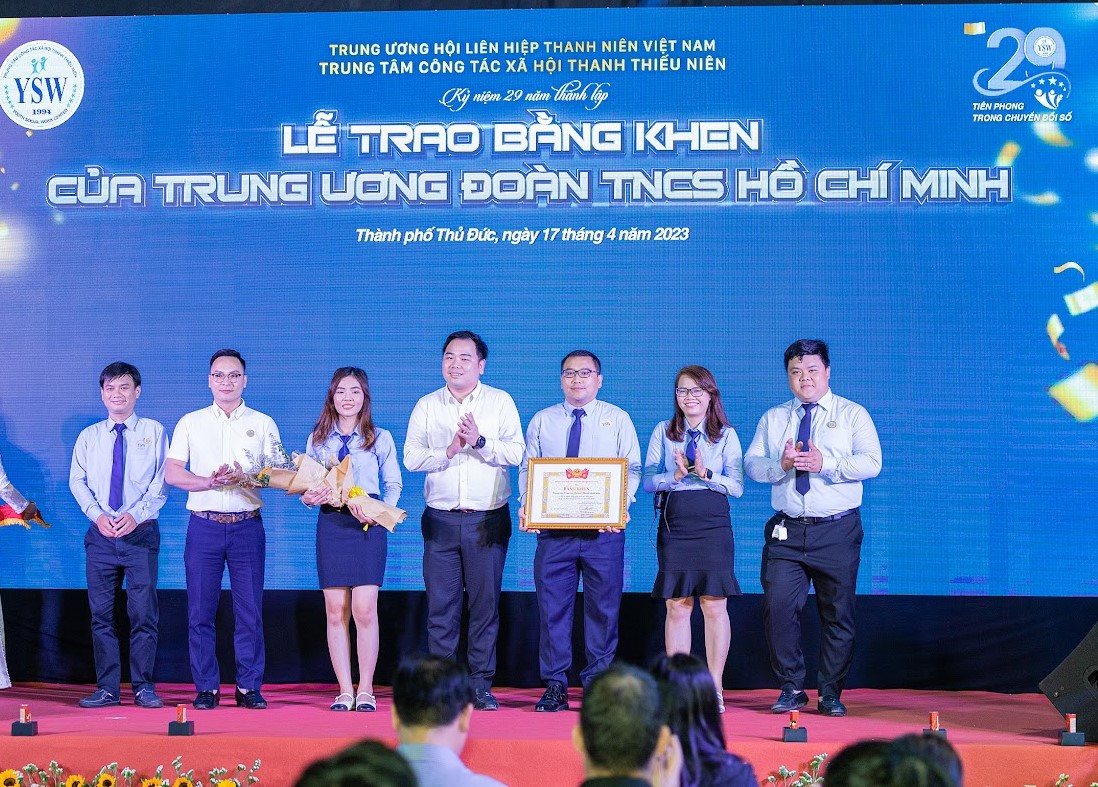 Nhiều cá nhân, tập thể Trung tâm CTXH Thanh thiếu niên đã nhận bằng khen của T.Ư Đoàn, T.Ư Hội LHTN Việt Nam dịp này.