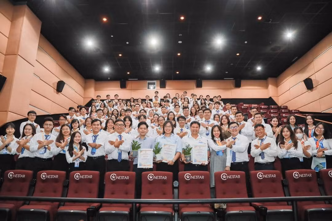 Các đại biểu tham gia Diễn “Sáng kiến sinh viên” với chủ đề “Tình nguyện xây dựng và phát triển Thành phố” cùng chụp ảnh lưu niệm. (Ảnh: TLTĐ)