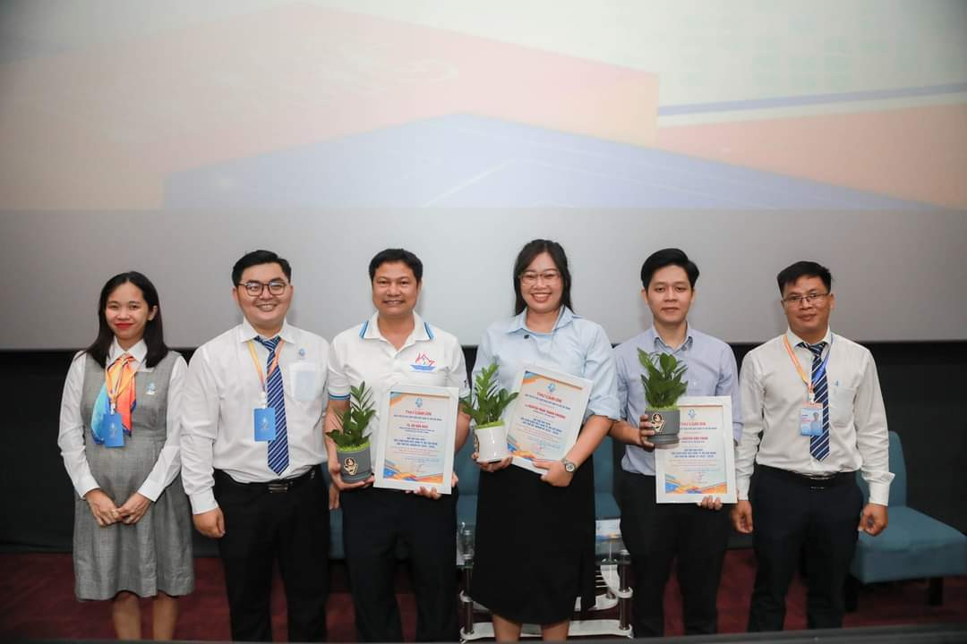 Các khách mời nhận quà và thư cảm ơn từ Ban Tổ chức Đại hội. (Ảnh: TLTĐ) Các khách mời nhận quà và thư cảm ơn từ Ban Tổ chức Đại hội. (Ảnh: TLTĐ)