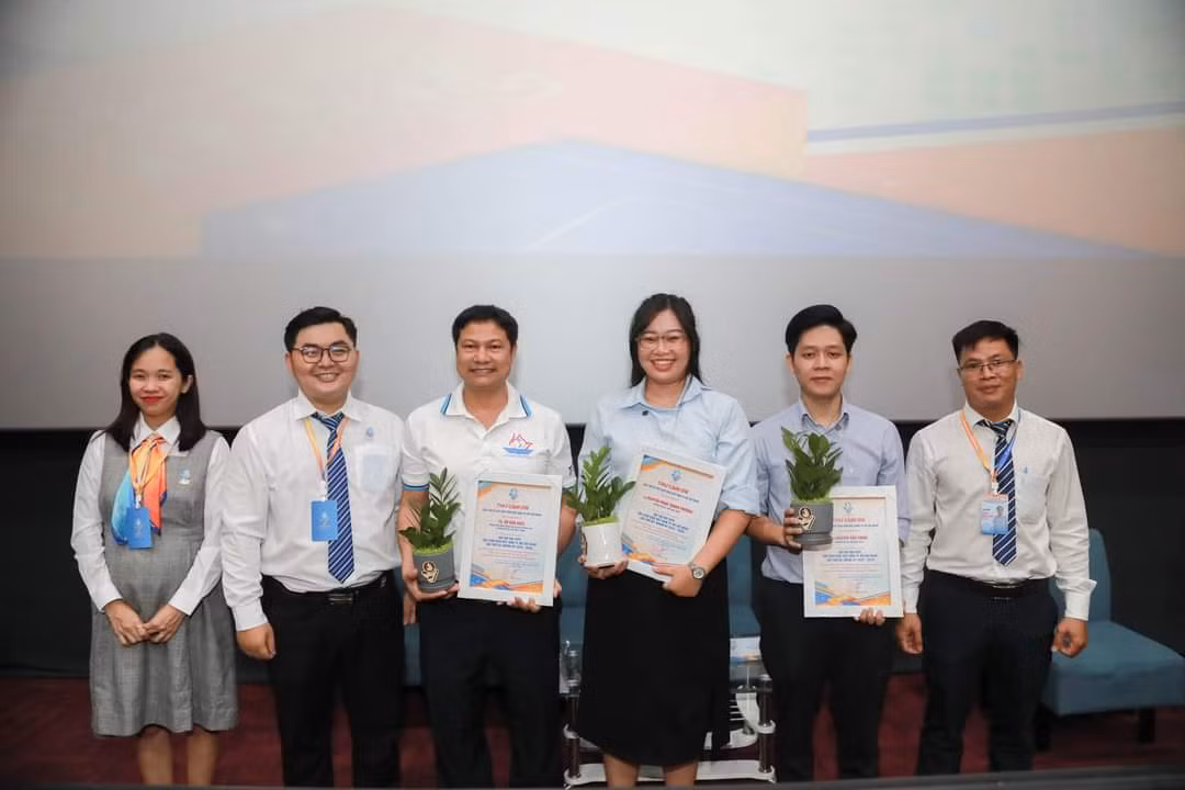 Các khách mời nhận quà và thư cảm ơn từ Ban Tổ chức Đại hội. (Ảnh: TLTĐ)