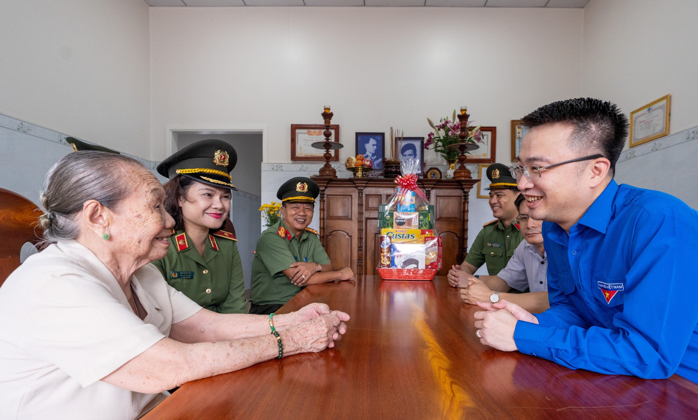 Bí thư T.Ư Đoàn Nguyễn Tường Lâm hỏi thăm sức khỏe Mẹ Việt Nam Anh hùng Lê Thị Hai.