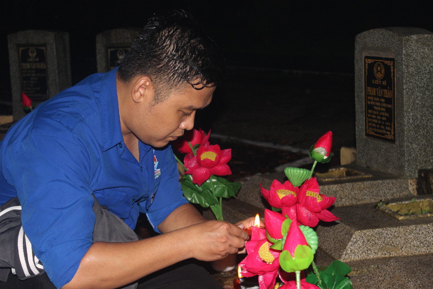 Đoàn viên, thanh niên thắp hương tri ân các anh hùng liệt sĩ tại Nghĩa trang Liệt sĩ Tân Biên (Tây Ninh).