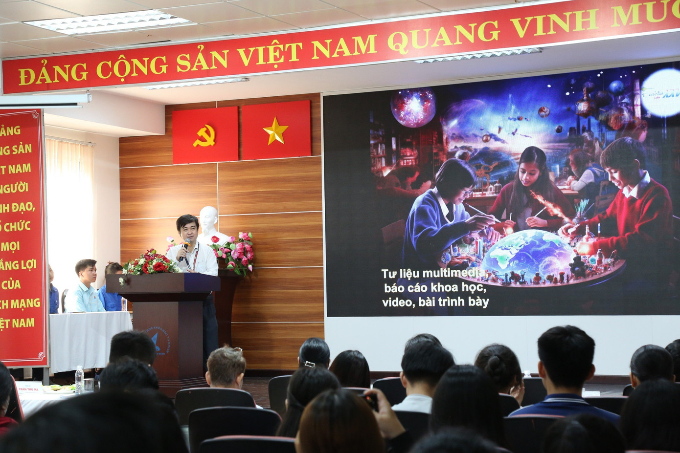 Phó Hiệu trưởng trường ĐH KHTN (ĐHQG TP. HCM) Trần Minh Triết phát biểu tại Hội thảo. Phó Hiệu trưởng trường ĐH KHTN (ĐHQG TP. HCM) Trần Minh Triết phát biểu tại Hội thảo.