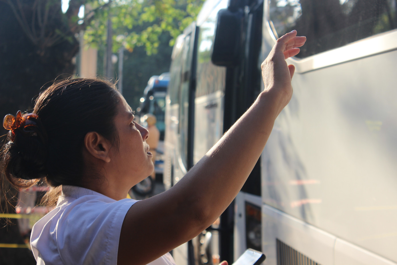 Những giây phút bịn rịn chia tay của người thân với các tân binh lên đường nhập ngũ.