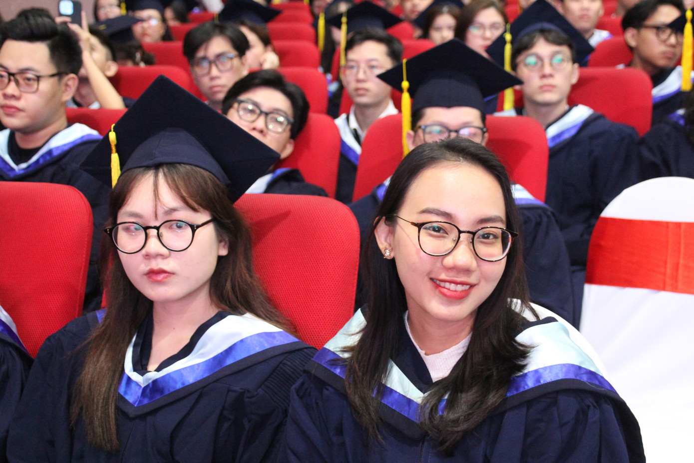 Các sinh viên nhận bằng tốt nghiệp dịp này.