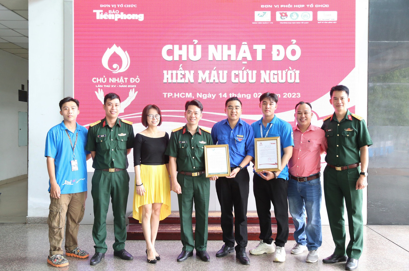 Đại diện báo Tiền Phong trao thư cảm ơn đến các đơn vị tham gia chương trình 'Chủ nhật Đỏ'.