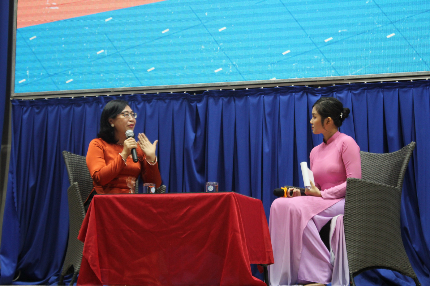 Diễn giả Lê Thị Ngọc Điệp chia sẻ về văn hóa gánh hàng rong.