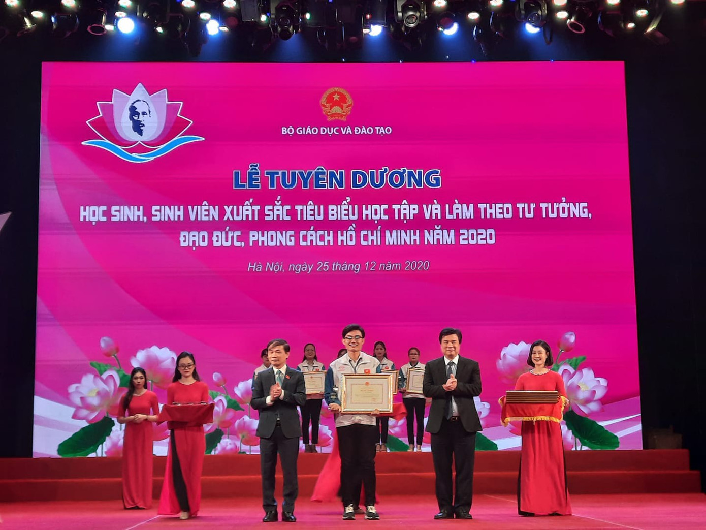 Trong màu áo xanh, Tuấn Anh không ngừng nỗ lực, rèn luyện và cố gắng hoàn thành nhiệm vụ một cách tốt nhất. Trong màu áo xanh, Tuấn Anh không ngừng nỗ lực, rèn luyện và cố gắng hoàn thành nhiệm vụ một cách tốt nhất.