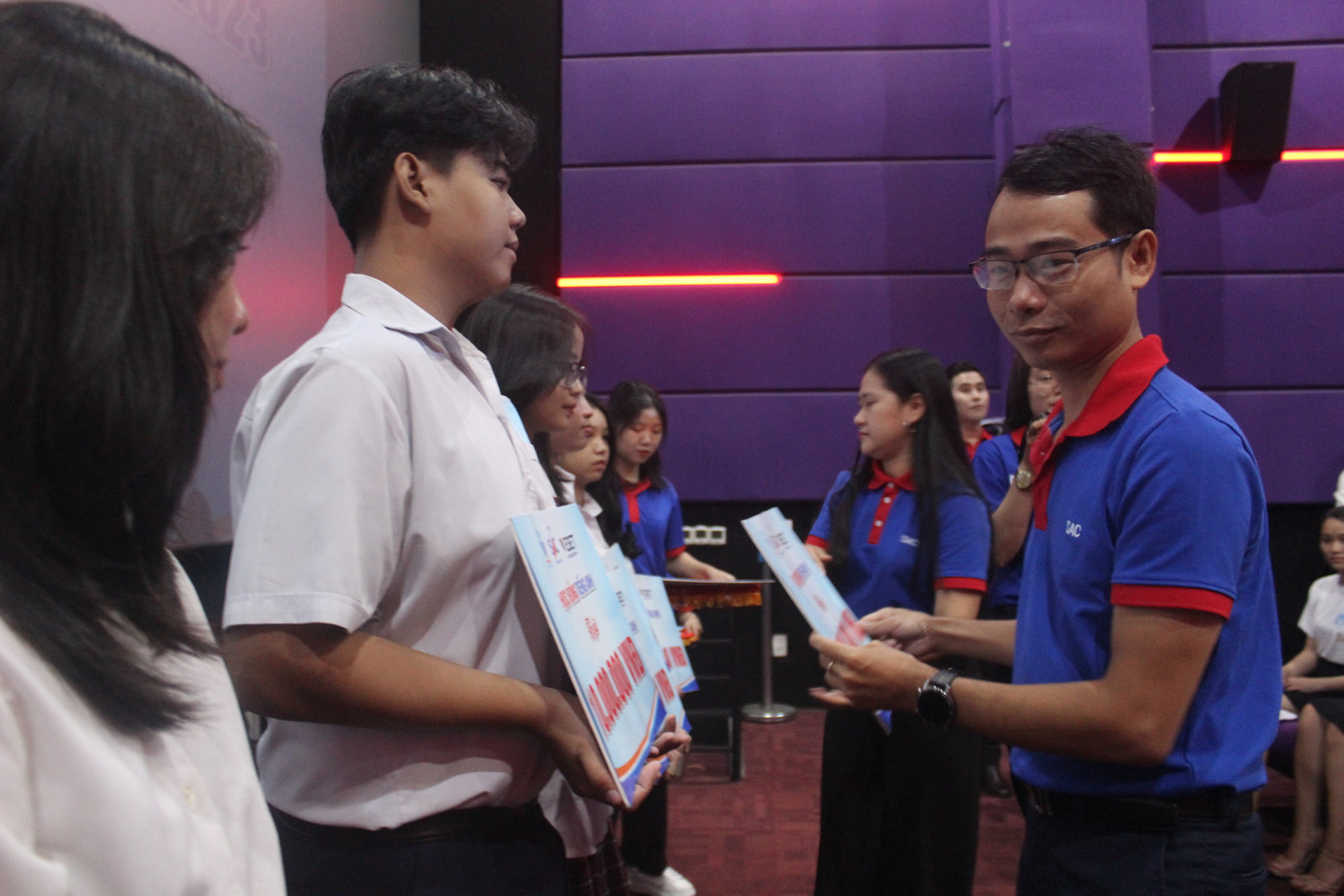 Anh Lê Xuân Dũng (Giám đốc Trung tâm Hỗ trợ học sinh, sinh viên Thành phố) trao học bổng cho các bạn học sinh có hoàn cảnh khó khăn.