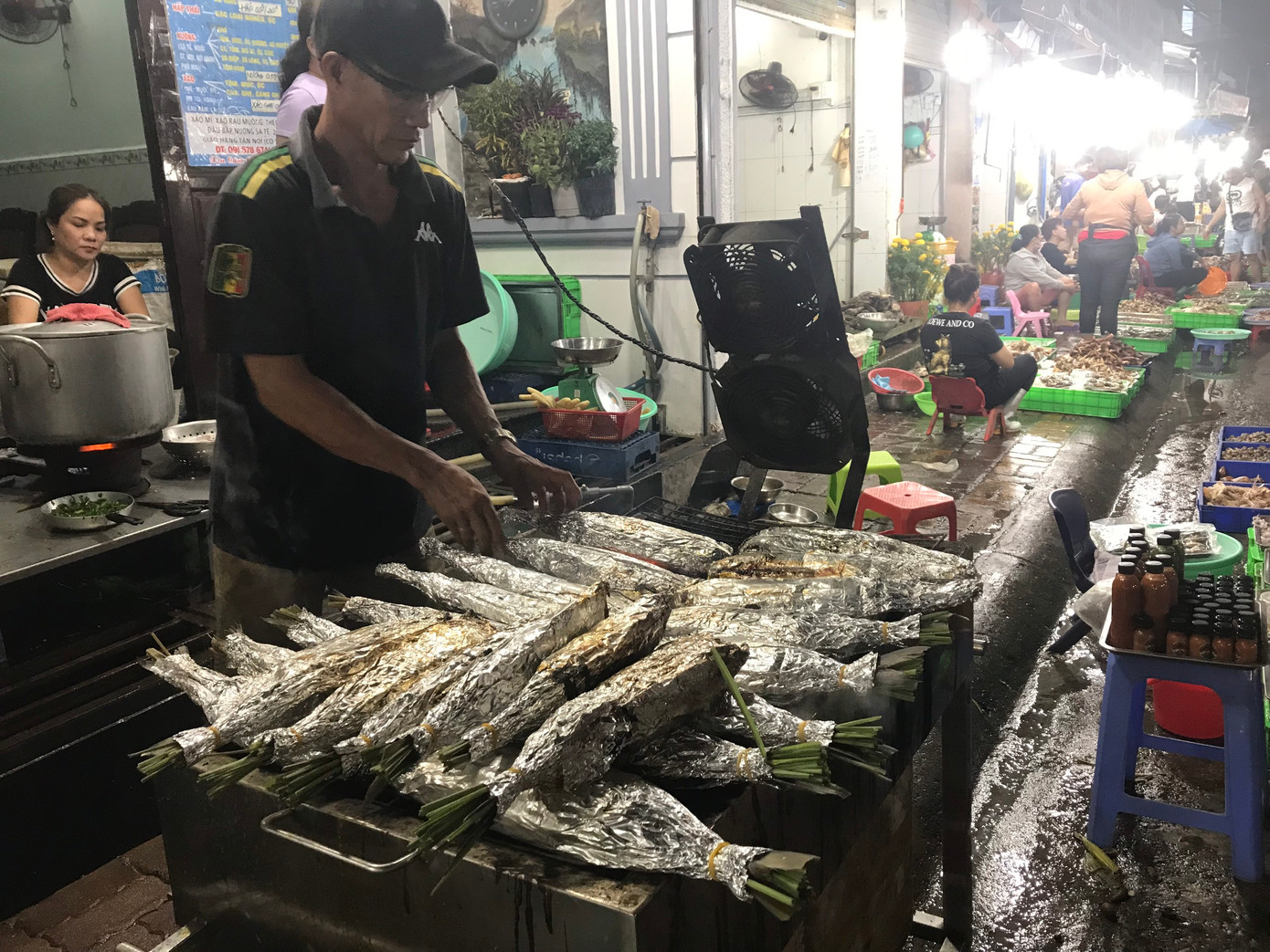 Các món đặc trưng của chợ hải sản Xóm Lưới: Hàu nướng phô mai, mực rim me, bạch tuộc nướng đậu bắp, nghêu hấp sả, vẹm xào sả ớt, ghẹ sốt me, sò tộ nướng mỡ hành… Các món đặc trưng của chợ hải sản Xóm Lưới: Hàu nướng phô mai, mực rim me, bạch tuộc nướng đậu bắp, nghêu hấp sả, vẹm xào sả ớt, ghẹ sốt me, sò tộ nướng mỡ hành…