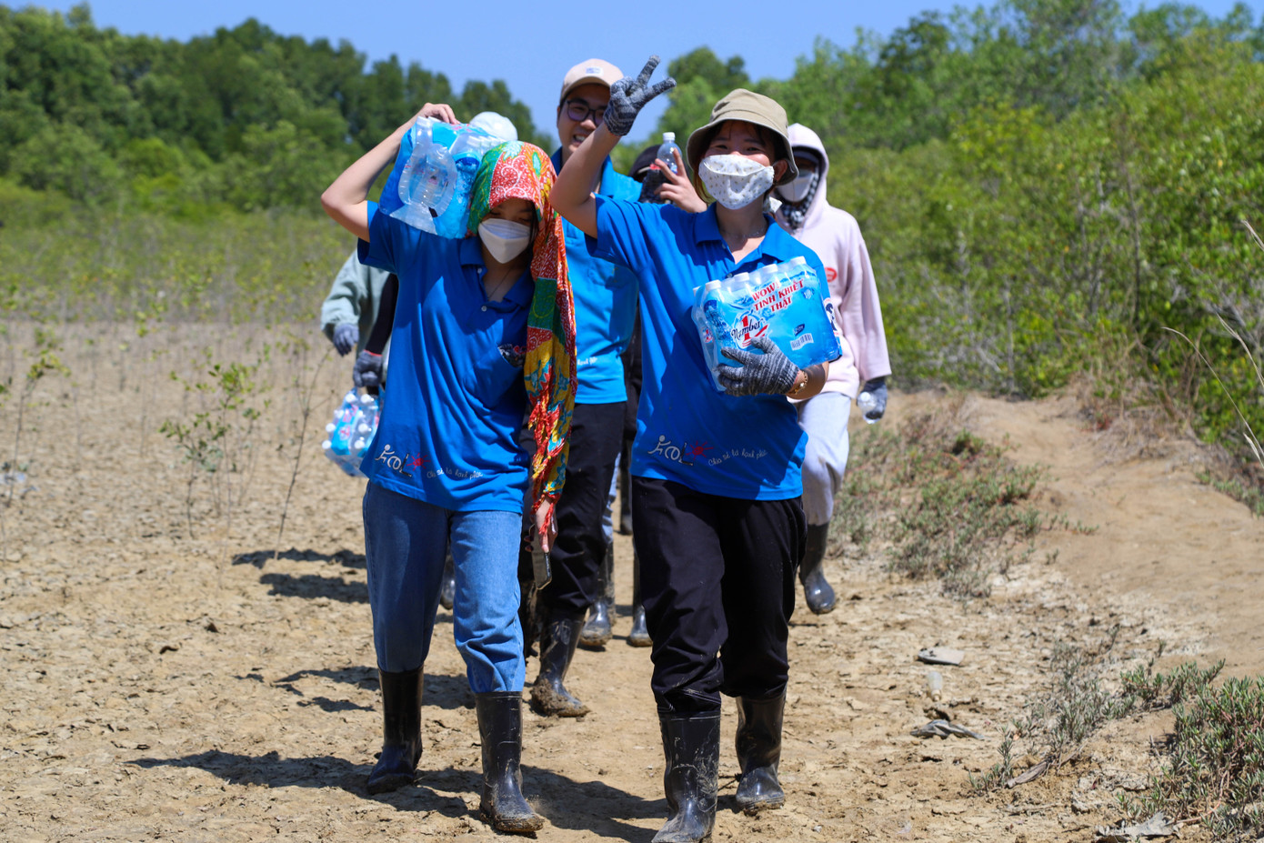 Đội hình tham gia hoạt động lần này gồm 44 sinh viên là thành viên của Đội Công tác xã hội, trường ĐH Kinh tế - Luật, ĐHQG TP. HCM.