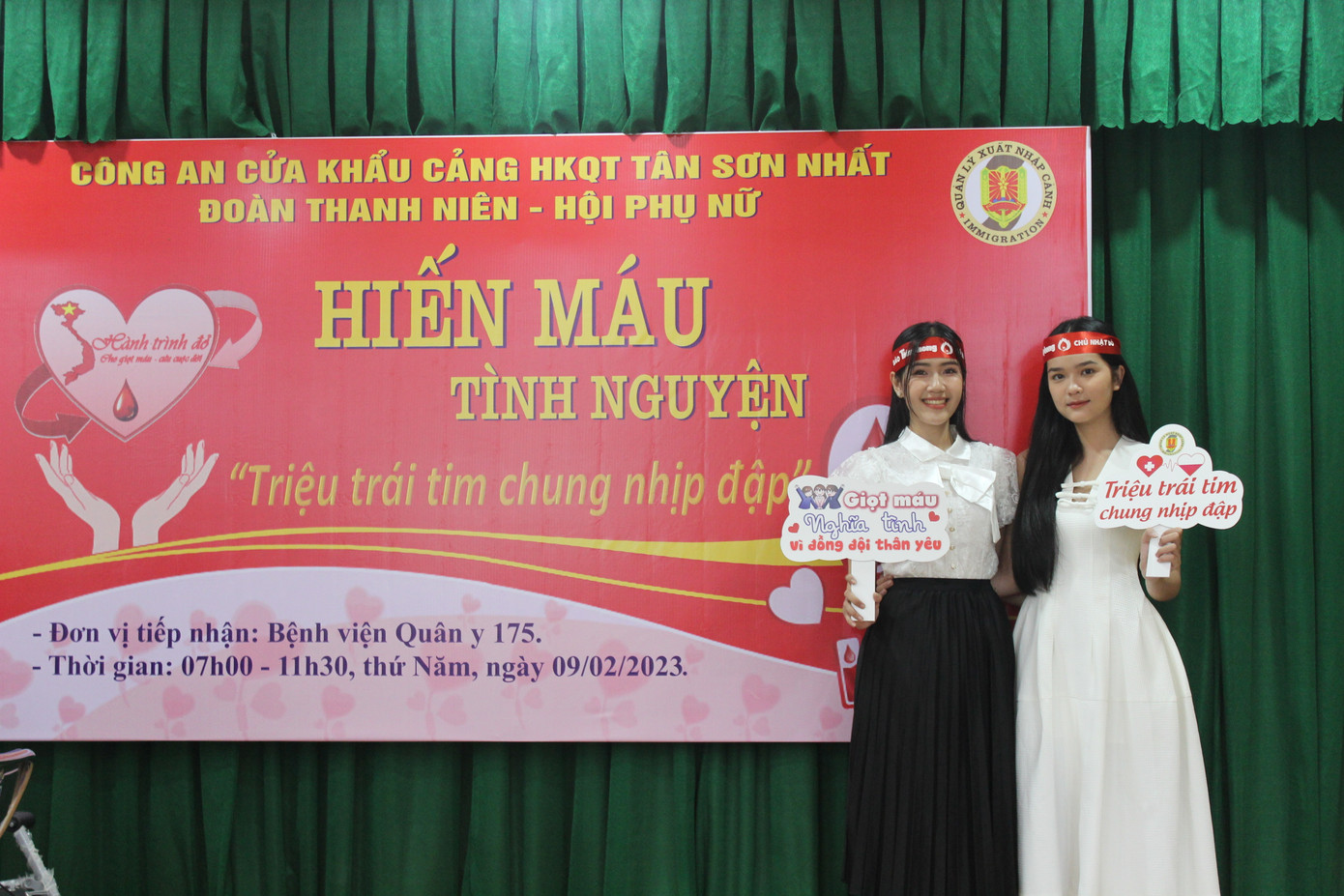 Người đẹp Hoa hậu Việt Nam 2022: Phạm Thị Hồng Thắm và Trần Nguyễn Phương Thy đồng hành cùng chương trình.