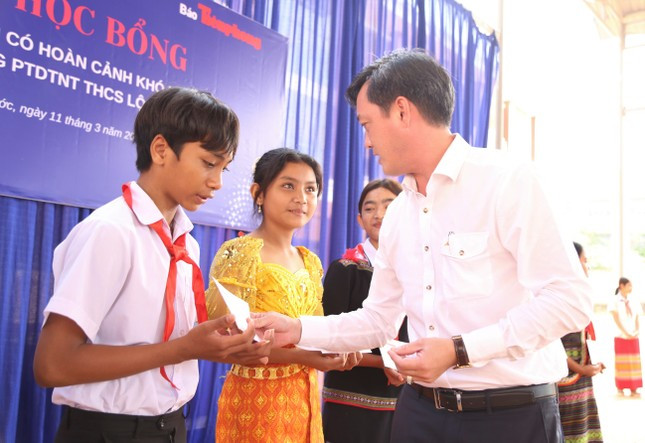 Ông Nguyễn Trần Chí Linh, Phó Giám đốc Công ty Điện lực Bình Phước trao học bổng cho học sinh. Ông Nguyễn Trần Chí Linh, Phó Giám đốc Công ty Điện lực Bình Phước trao học bổng cho học sinh.