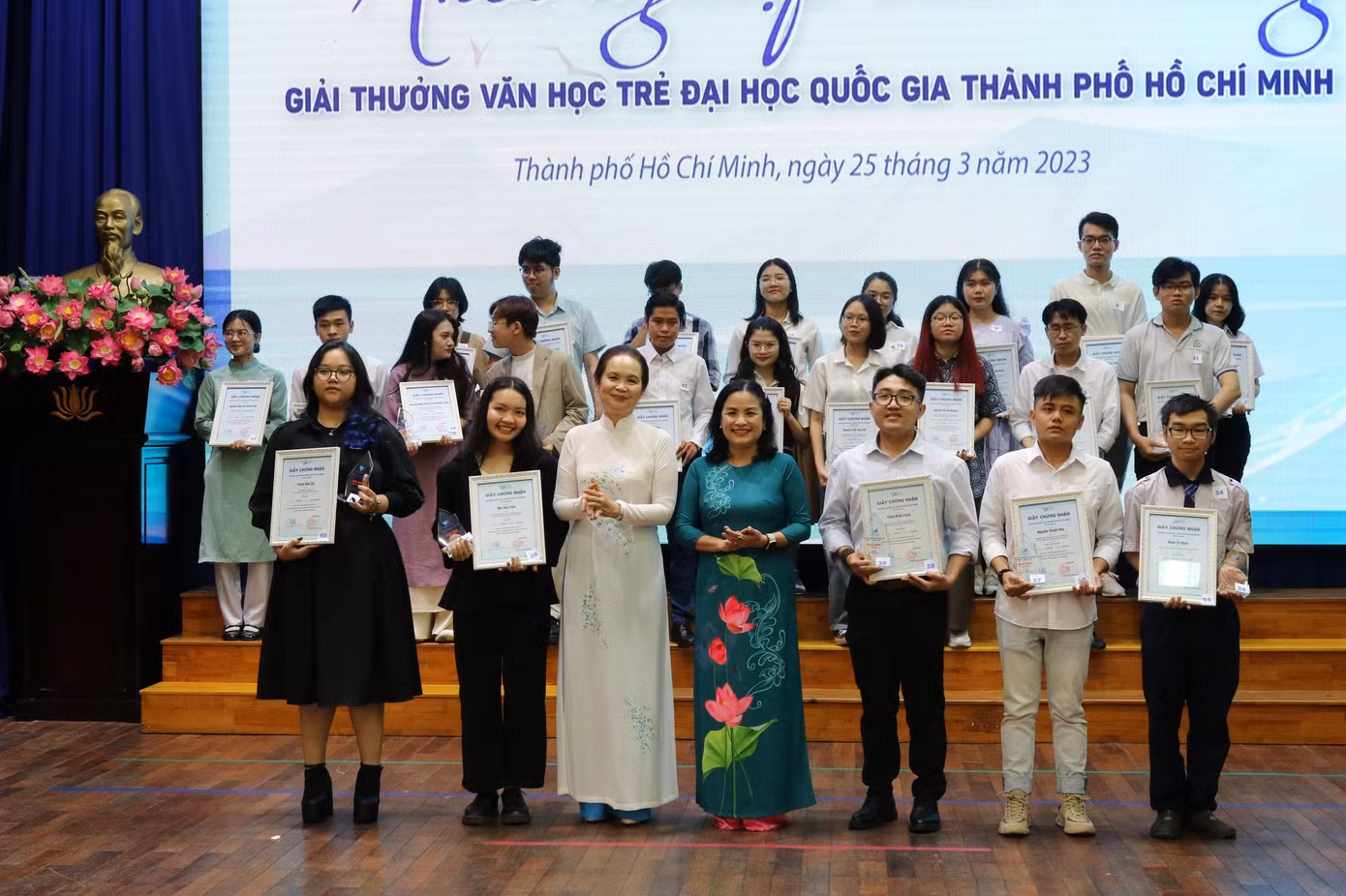 PGS.TS Ngô Thị Phương Lan - Hiệu trưởng trường ĐH KHXH&NV ĐHQG TP. HCM (thứ tư bên phải) và nhà văn Trịnh Bích Ngân - Chủ tịch Hội Nhà văn TP. HCM, trao giải Nhì cho các thí sinh. (Ảnh: ĐHQG TP. HCM) PGS.TS Ngô Thị Phương Lan - Hiệu trưởng trường ĐH KHXH&NV ĐHQG TP. HCM (thứ tư bên phải) và nhà văn Trịnh Bích Ngân - Chủ tịch Hội Nhà văn TP. HCM, trao giải Nhì cho các thí sinh. (Ảnh: ĐHQG TP. HCM)