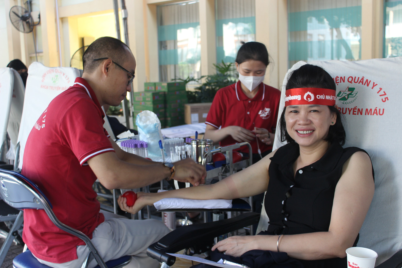 Là người từng tham gia hiến máu tại chương trình do Bệnh viện Quân y 175 tổ chức, chị Nguyễn Thị Kiều Anh làm việc tại quận Tân Bình (ngụ tại Q.7) kể, biết tin chương trình hiến máu Chủ nhật Đỏ tổ chức tại trường CĐ Lý Tự Trọng chị và các bạn trẻ là nhân viên công ty đã thu xếp công việc tranh thủ đi hiến máu. “Được góp phần vào ngân hàng máu tôi cảm thấy rất hạnh phúc. Hy vọng chương trình hiến máu Chủ nhật Đỏ ngày càng được nhiều người dân biết đến và tham gia để giải quyết tình trạng thiếu máu dự trữ trong các bệnh viện, cơ sở y tế hiện nay”, chị Kiều Anh bày tỏ.