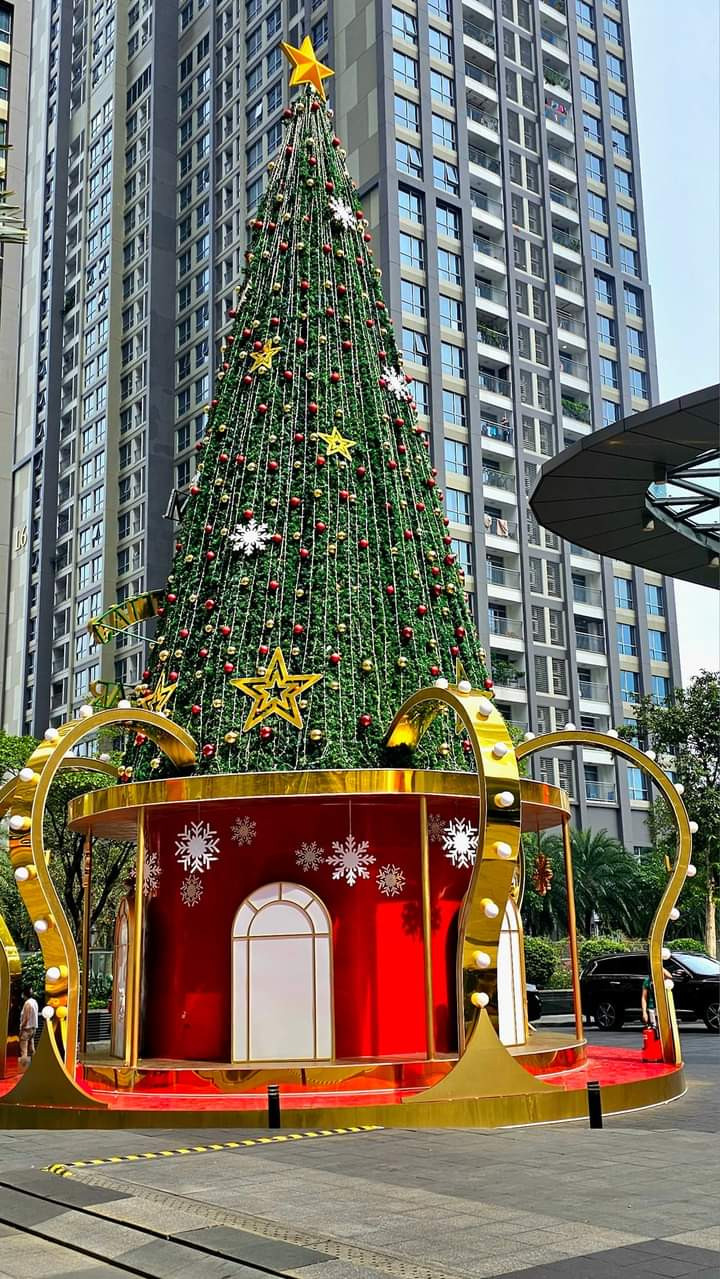 Cây thông Noel khổng lồ là điểm độc đáo tại Landmark 81.