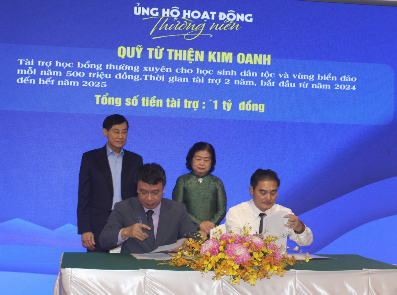 Các đơn vị ký kết tài trợ học bổng cho học sinh sinh, viên thông qua Quỹ Học bổng Vừ A Dính. Các đơn vị ký kết tài trợ học bổng cho học sinh sinh, viên thông qua Quỹ Học bổng Vừ A Dính.