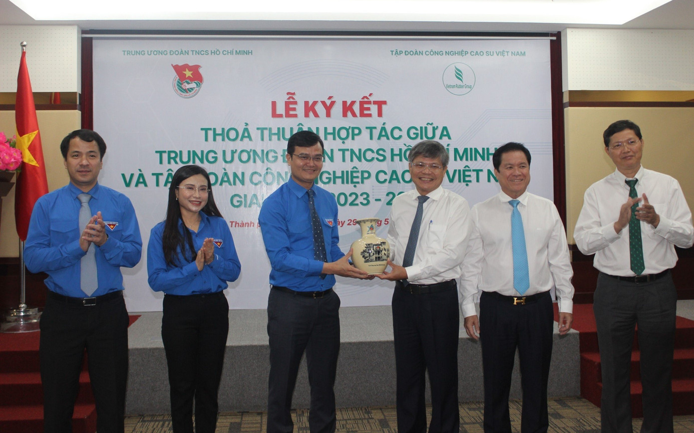 Ban bí thư T.Ư Đoàn tặng quà cho Ban lãnh đạo Tập đoàn Công nghiệp cao su Việt Nam. Ban bí thư T.Ư Đoàn tặng quà cho Ban lãnh đạo Tập đoàn Công nghiệp cao su Việt Nam.