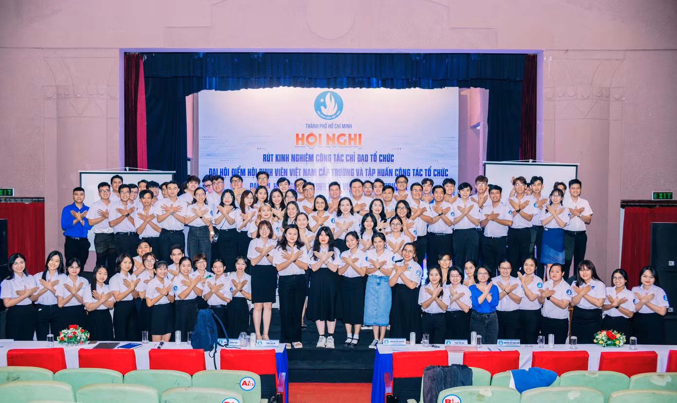 Các đại biểu tham dự hội nghị cùng chụp ảnh lưu niệm.