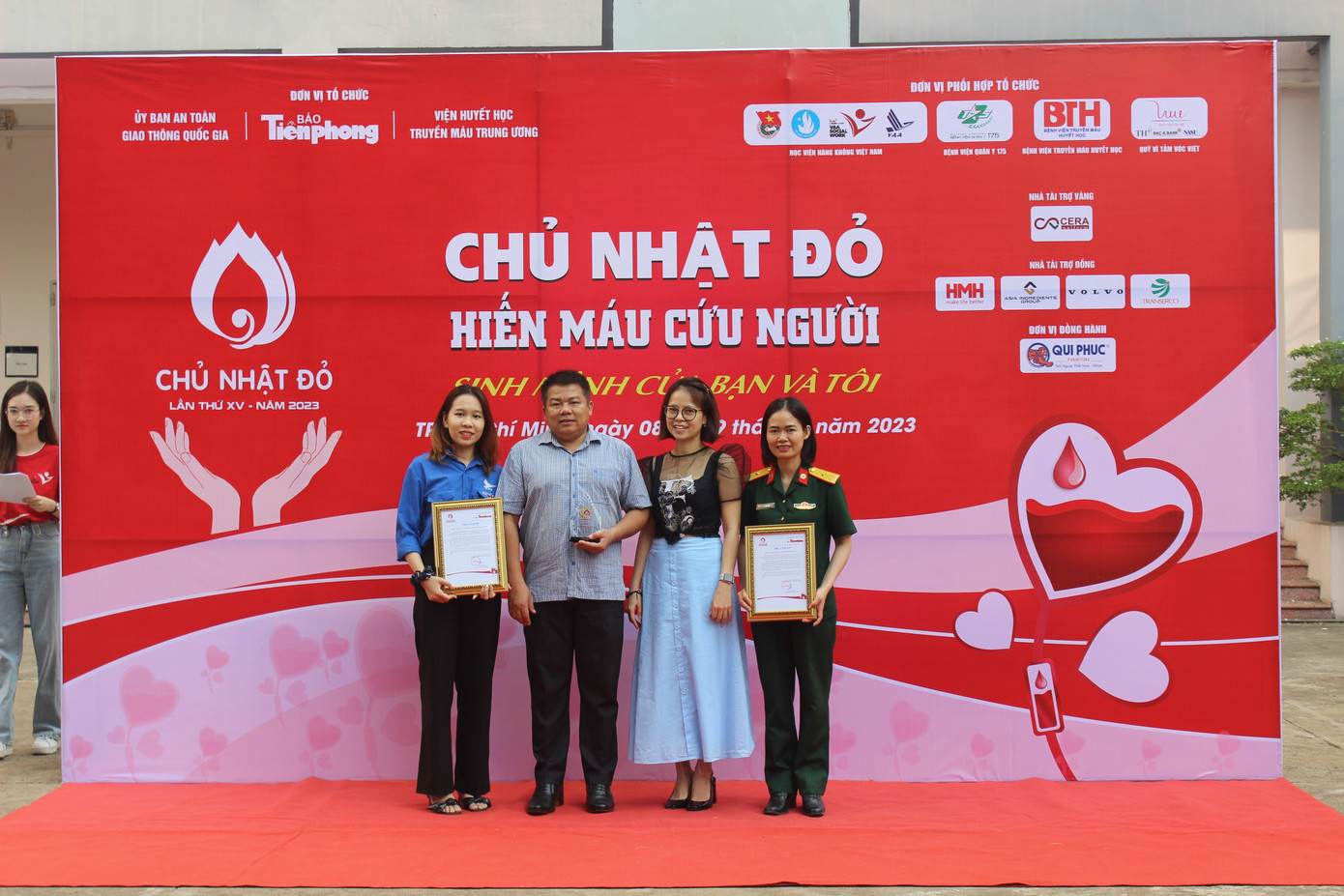 Chị Đặng Thụy Đông Nghi (thứ hai bên trái) - đại diện báo Tiền Phong trao thư cảm ơn cho Bệnh viện Quân y 175 và Học viện Hàng không Việt Nam.