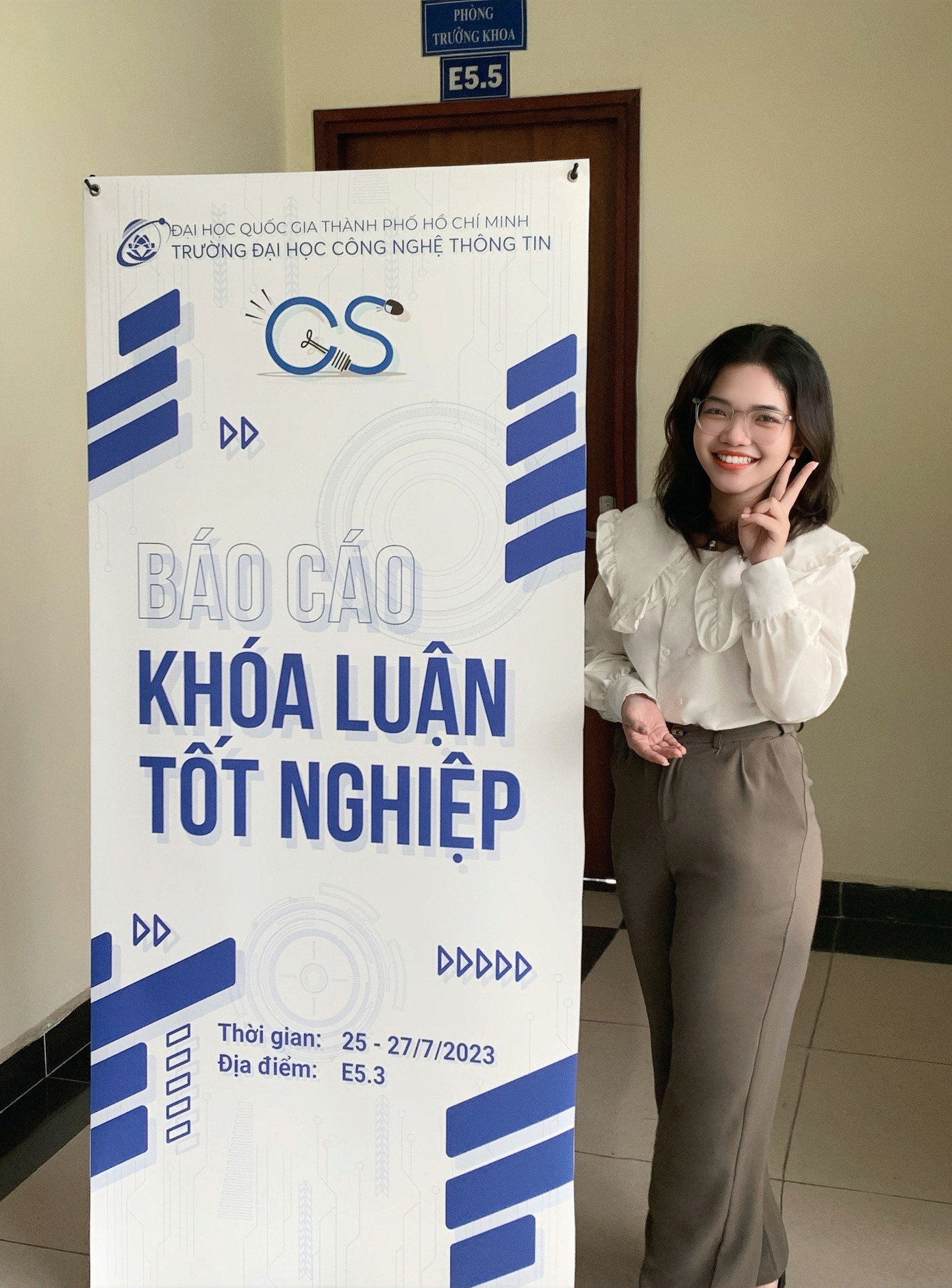 Ngọc Huyền – nữ sinh viên “năng động” và “tích cực” tại buổi bảo vệ khóa luận tốt nghiệp mới đây. Ngọc Huyền – nữ sinh viên “năng động” và “tích cực” tại buổi bảo vệ khóa luận tốt nghiệp mới đây.