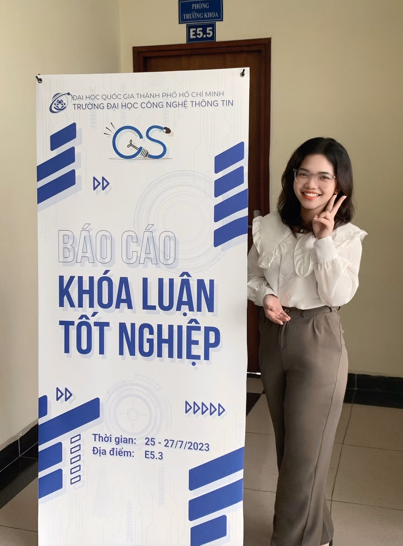 Ngọc Huyền – nữ sinh viên “năng động” và “tích cực” tại buổi bảo vệ khóa luận tốt nghiệp mới đây.