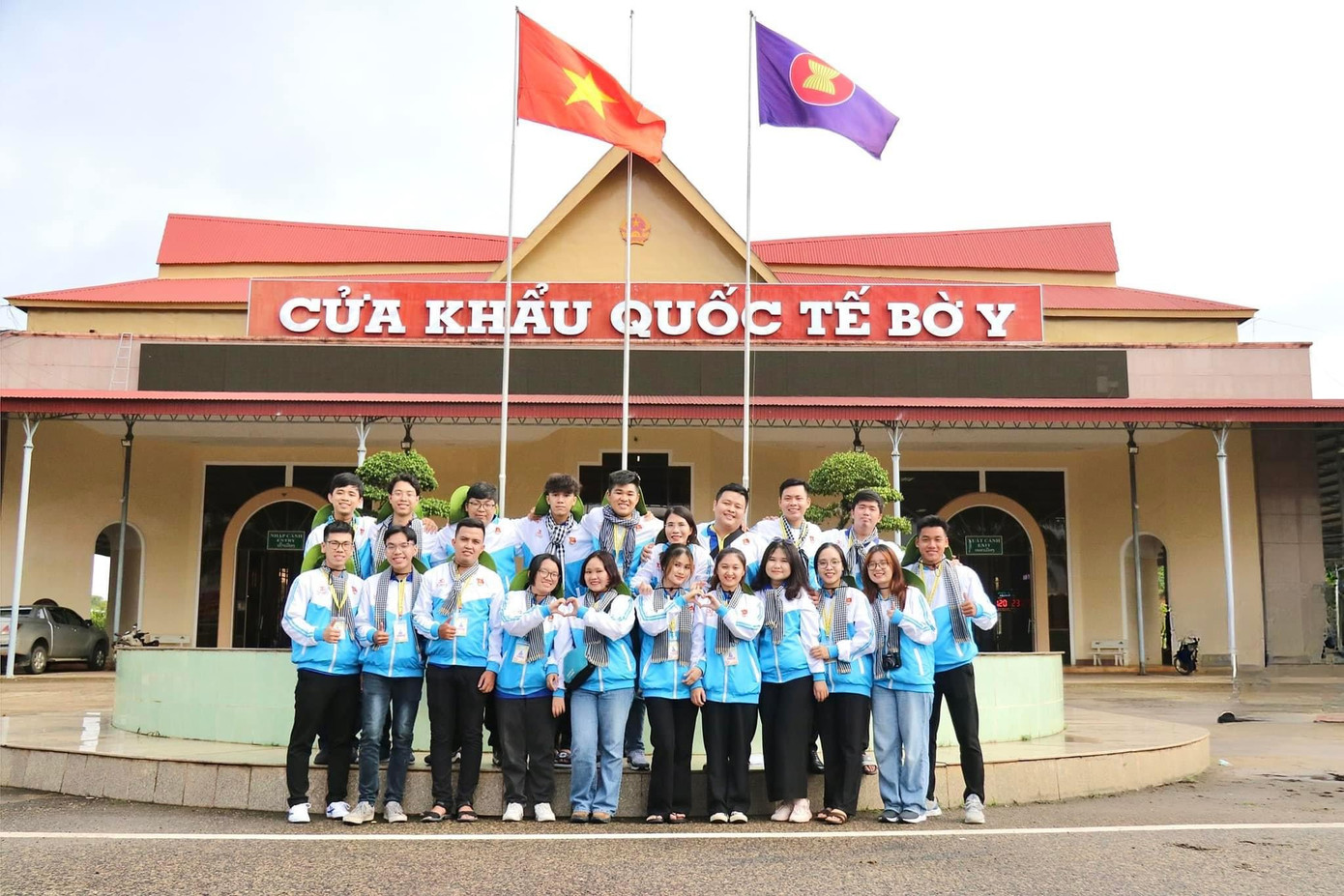 Tú Trinh (hàng trước, ngoài cùng, bên phải) chụp hình cùng đội hình tình nguyện tại Cửa khẩu Quốc tế Bờ Y. (Ảnh: NVCC) Tú Trinh (hàng trước, ngoài cùng, bên phải) chụp hình cùng đội hình tình nguyện tại Cửa khẩu Quốc tế Bờ Y. (Ảnh: NVCC)