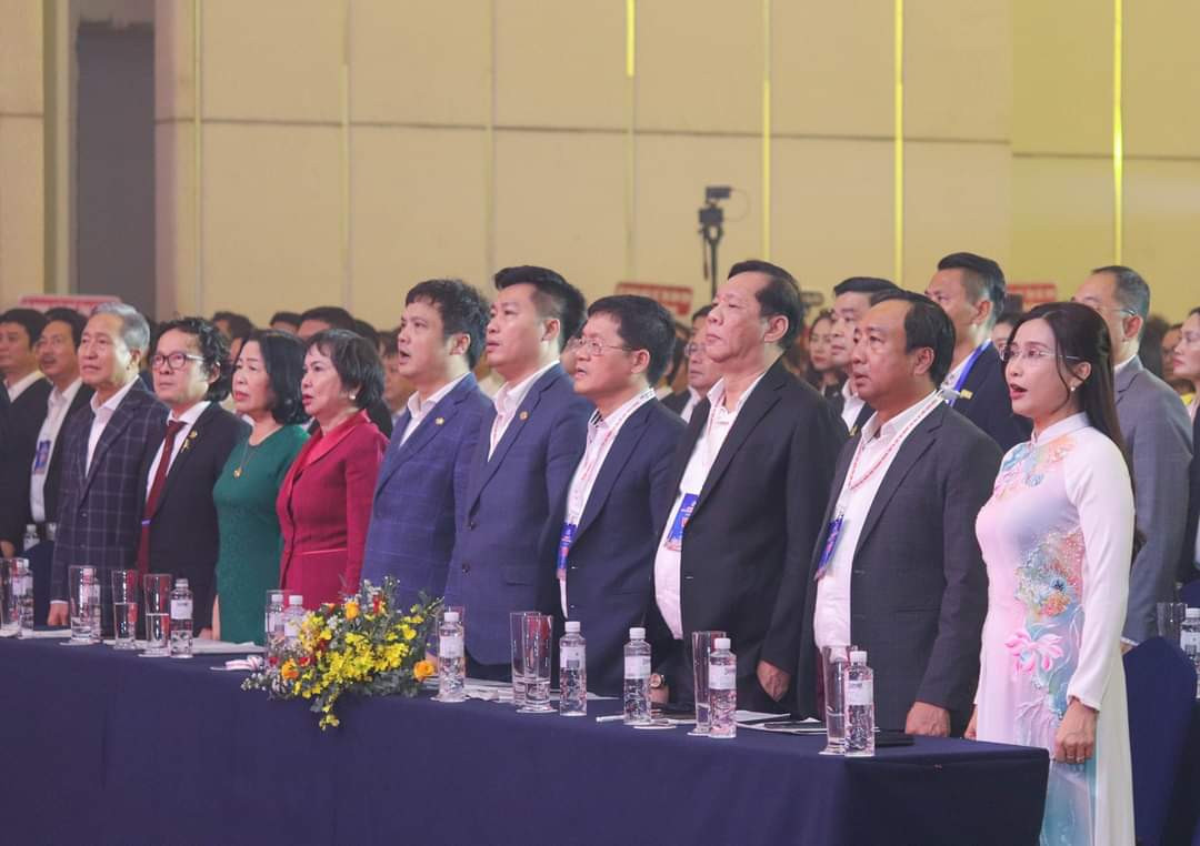 Bí thư T.Ư Đoàn Nguyễn Phạm Duy Trang (ngoài cùng bên phải) tham dự Phiên trọng thể Đại hội.