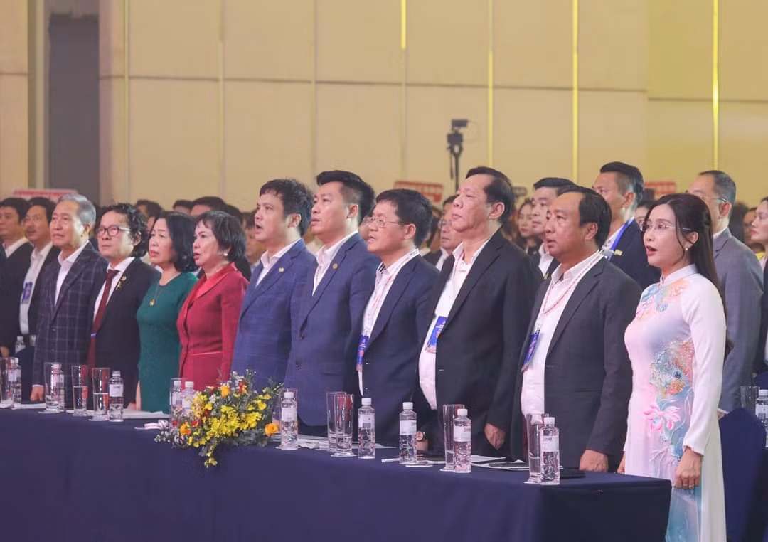 Bí thư T.Ư Đoàn Nguyễn Phạm Duy Trang (ngoài cùng bên phải) tham dự Phiên trọng thể Đại hội.