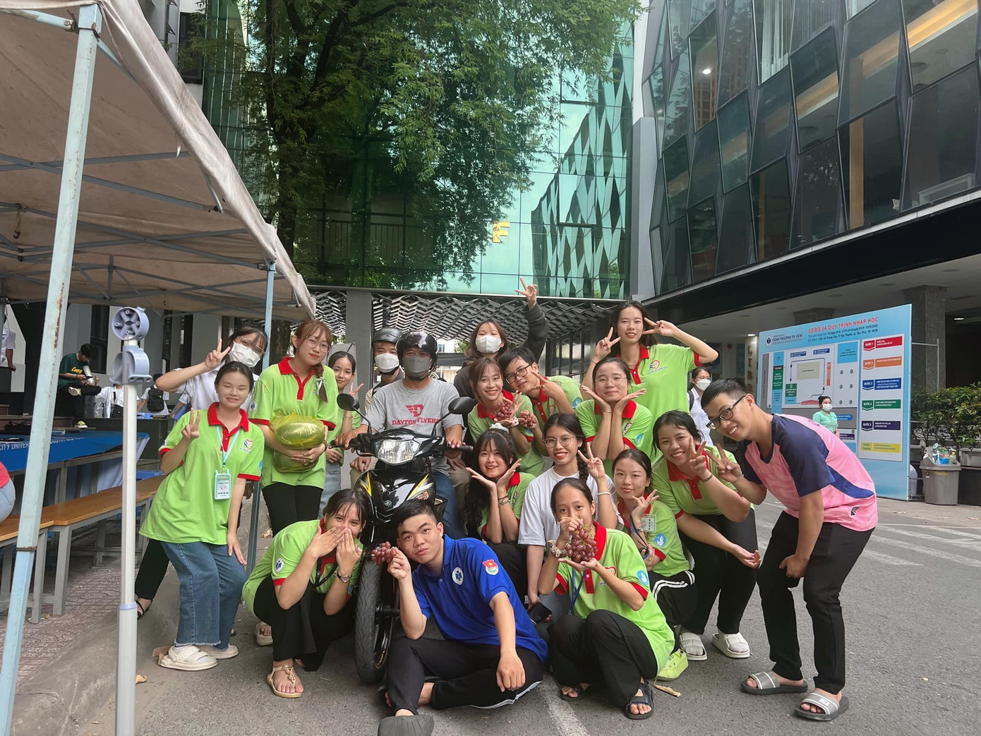 Nhiều phụ huynh mua trái cây, bánh kẹo gửi tặng để cảm ơn các thành viên hỗ trợ. (Ảnh: CLB)