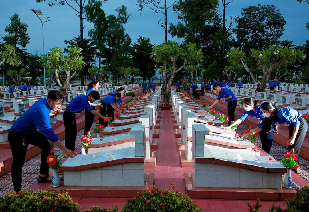 Đoàn viên, thanh niên tỉnh Long An thắp nến, dâng hương các phần mộ Anh hùng liệt sĩ.
