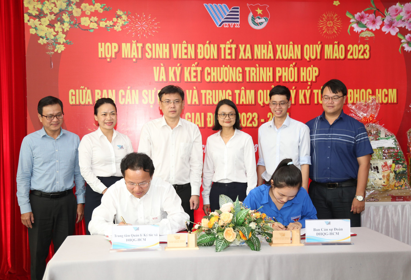 Dịp này, Ban Cán sự Đoàn ĐHQG TP. HCM và Trung tâm Quản lý Ký túc xá ĐHQG TP. HCM đã ký kết thực hiện chương trình phối hợp giai đoạn 2023 - 2025. (Ảnh: Ngô Tùng)