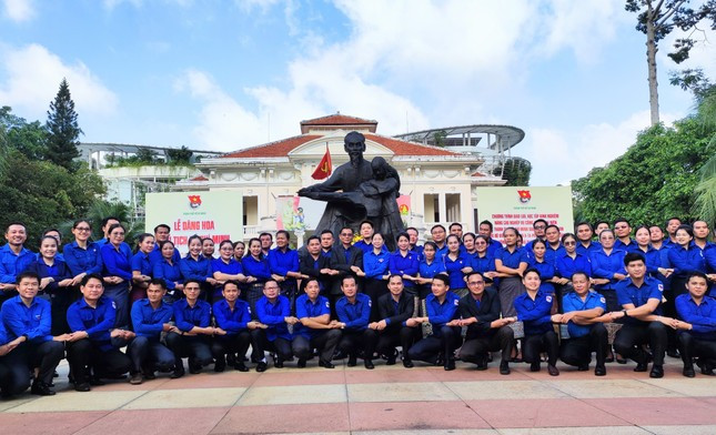 Các đại biểu cùng chụp hình lưu niệm trước Tượng đài Bác (Nhà thiếu nhi TP. HCM). Các đại biểu cùng chụp hình lưu niệm trước Tượng đài Bác (Nhà thiếu nhi TP. HCM).