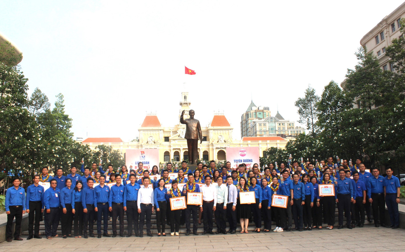 Các đại biểu về dự Lễ tuyên dương Bí thư Đoàn phường, xã, thị trấn tiêu biểu năm 2023 cùng chụp hình lưu niệm.