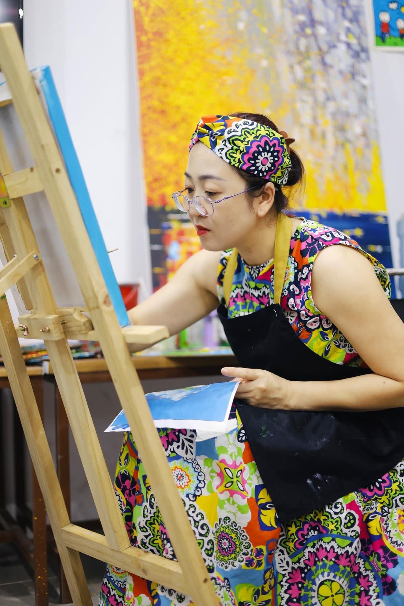 Chị Quỳnh Chi 44 tuổi - học viên đang theo học tại lớp vẽ cô Trinh.
