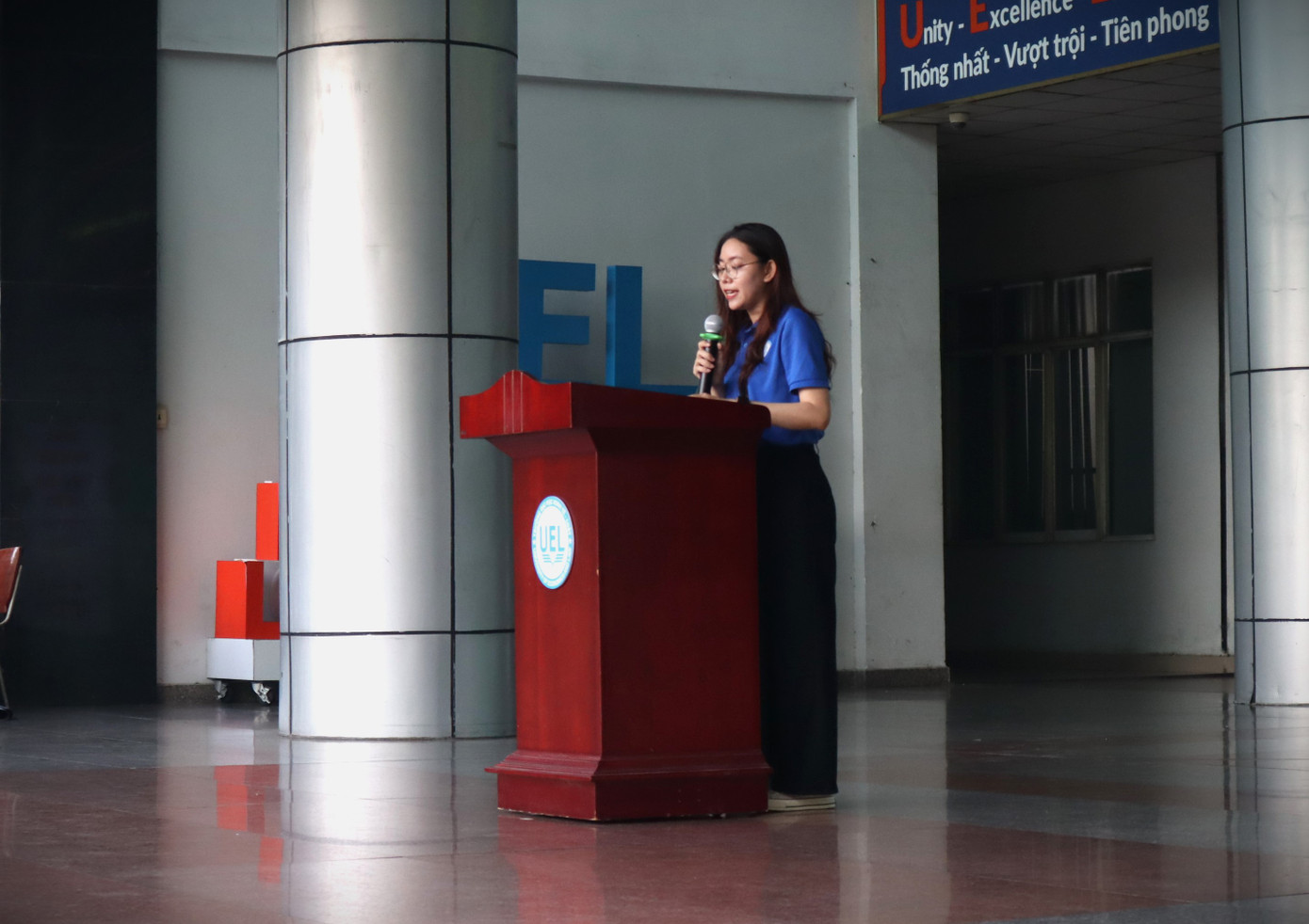 Chị Huỳnh Mạnh Phương – Phó Bí thư Đoàn Trường - Chỉ huy trưởng Chiến dịch tình nguyện Hè năm 2023 thông tin các nội dung trọng tâm trong chiến dịch.