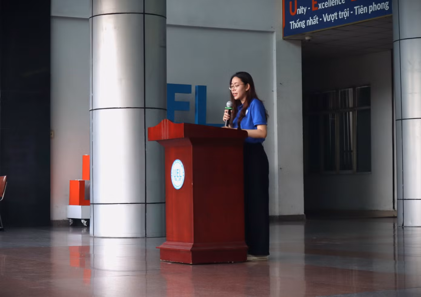 Chị Huỳnh Mạnh Phương – Phó Bí thư Đoàn Trường - Chỉ huy trưởng Chiến dịch tình nguyện Hè năm 2023 thông tin các nội dung trọng tâm trong chiến dịch.