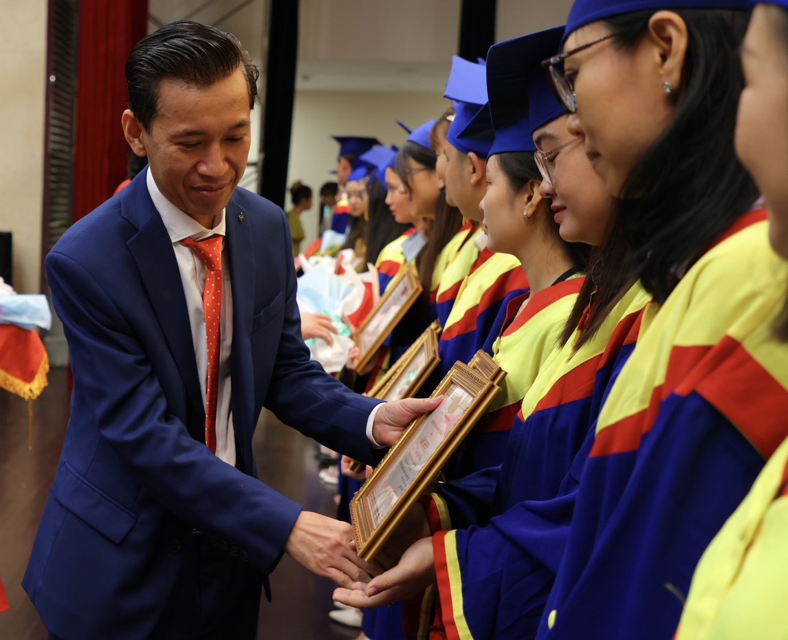 51 sinh viên tốt nghiệp loại Xuất sắc được trao bằng trong buổi Lễ khai giảng. 51 sinh viên tốt nghiệp loại Xuất sắc được trao bằng trong buổi Lễ khai giảng.