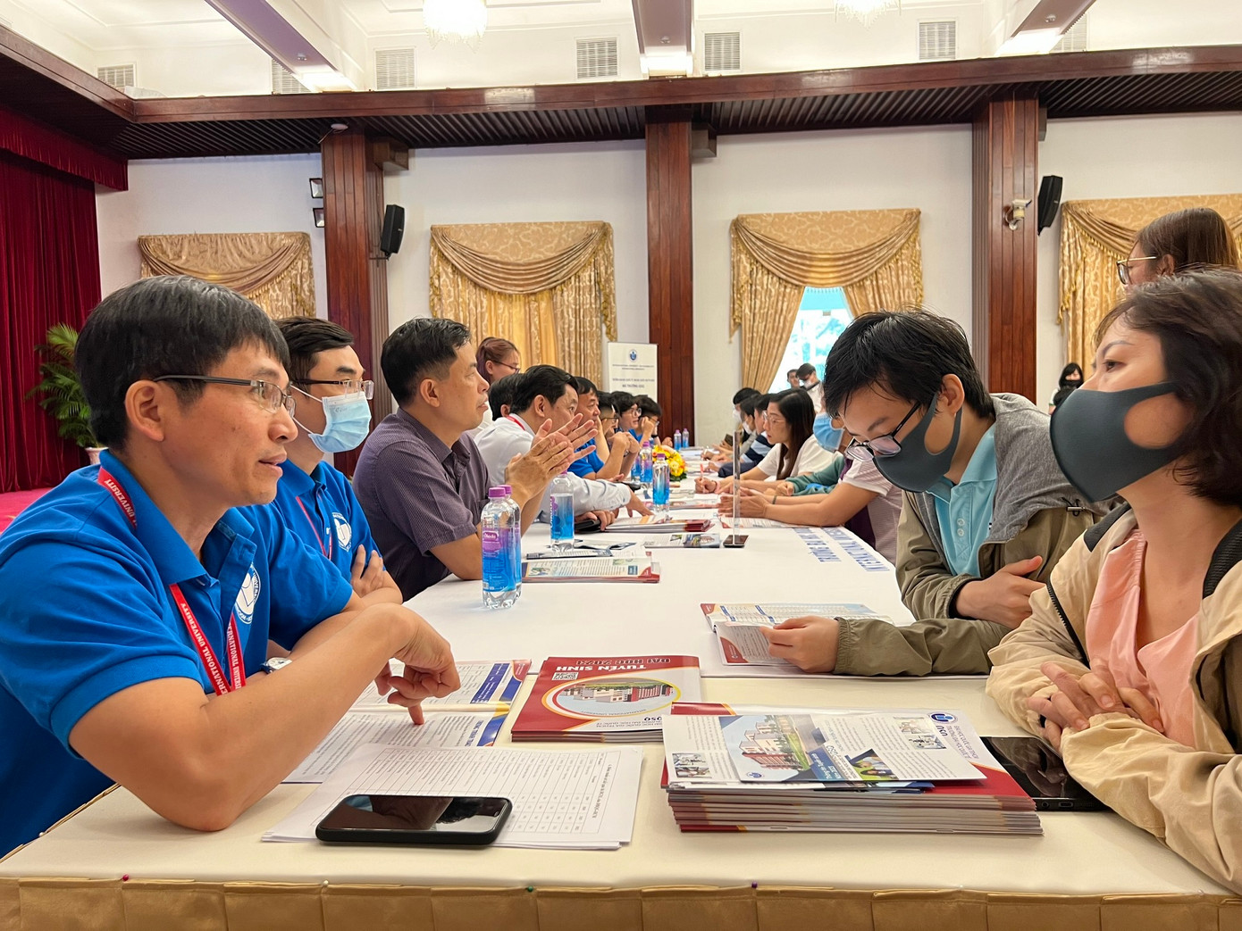 Sinh viên chủ động tìm kiếm cơ hội du học cho mình.