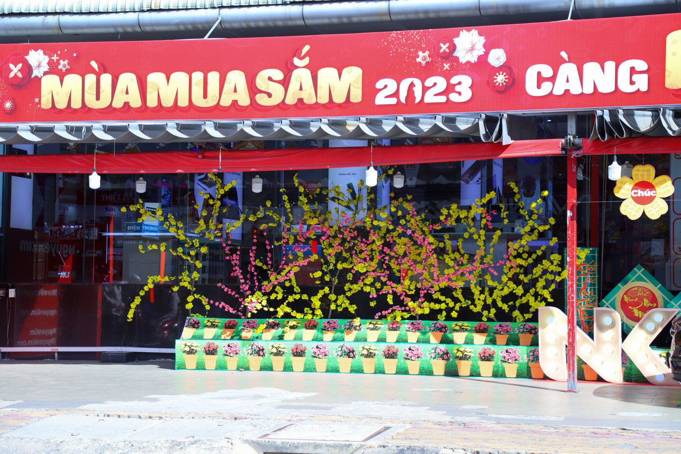 Tại nhiều trung tâm thương mại trên đường Võ Văn Ngân (TP. Thủ Đức) cũng bắt đầu trang hoàng lộng lẫy để thu hút khách hàng.