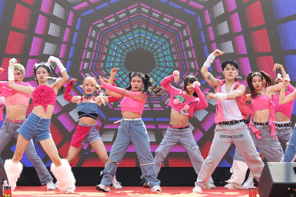 Nhóm Jaeger Squad (trường ĐH Công nghệ TP. HCM) mang đến Ngày hội tiết mục đầy sôi động. (Ảnh: Ngô Tùng) Nhóm Jaeger Squad (trường ĐH Công nghệ TP. HCM) mang đến Ngày hội tiết mục đầy sôi động. (Ảnh: Ngô Tùng)