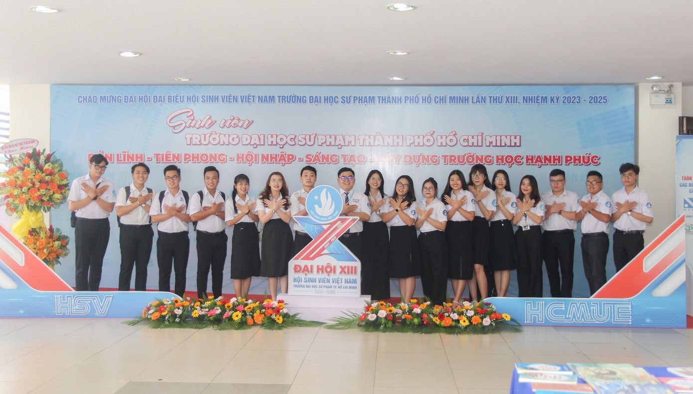 Khánh Tùng đang nỗ lực hết mình cho công tác Hội của trường và của Hội Sinh viên TP. HCM. Khánh Tùng đang nỗ lực hết mình cho công tác Hội của trường và của Hội Sinh viên TP. HCM.