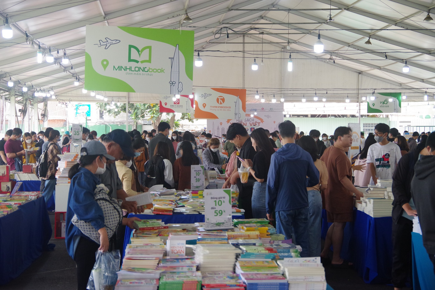 Vì là dịp cuối tuần, nên lượng khách đến đây mua cũng đa dạng, từ bạn đọc nhỏ tuổi đến tuổi teen, thanh niên, sinh viên, người đi làm và các bậc phụ huynh.