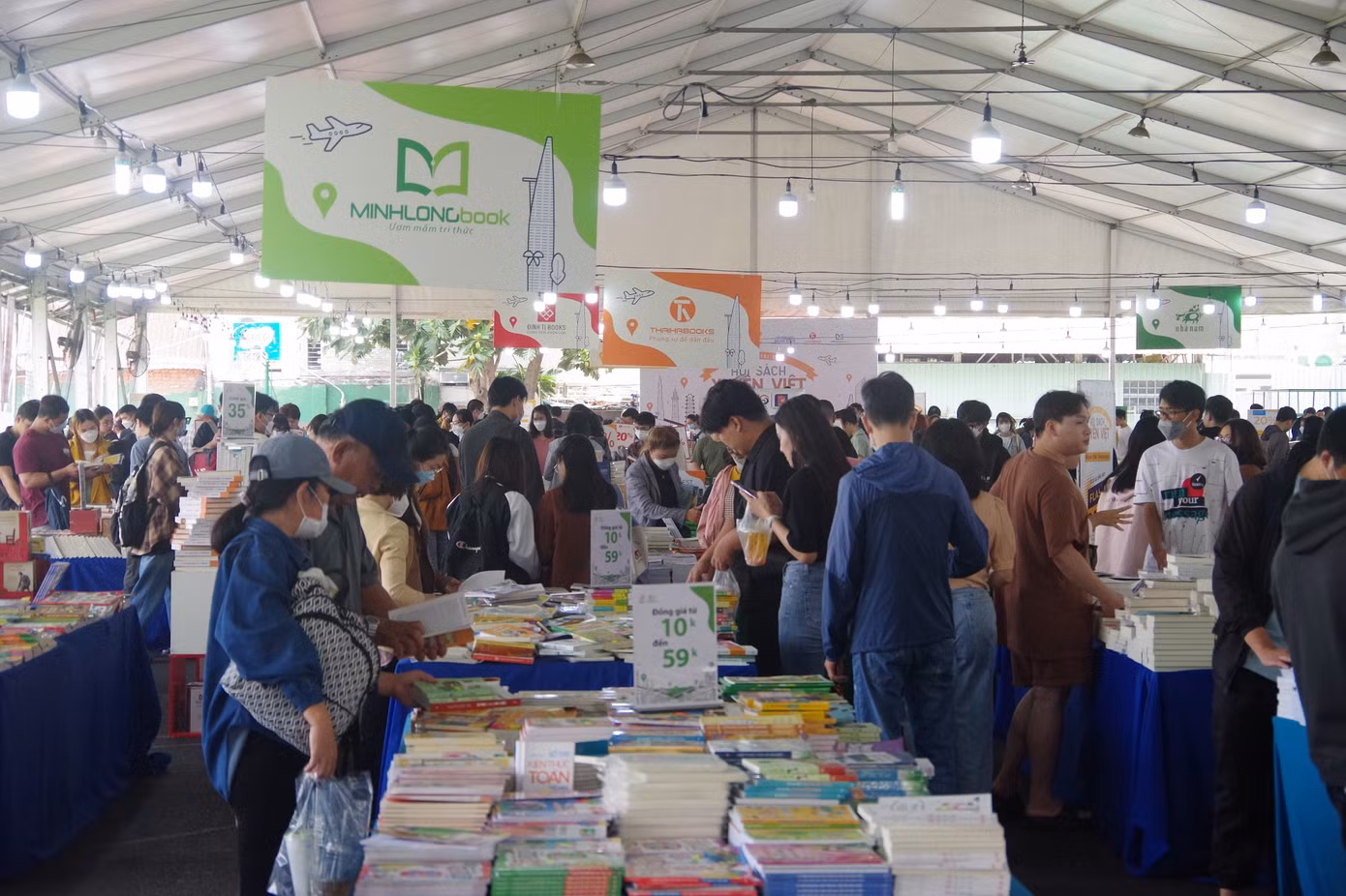 Vì là dịp cuối tuần, nên lượng khách đến đây mua cũng đa dạng, từ bạn đọc nhỏ tuổi đến tuổi teen, thanh niên, sinh viên, người đi làm và các bậc phụ huynh.